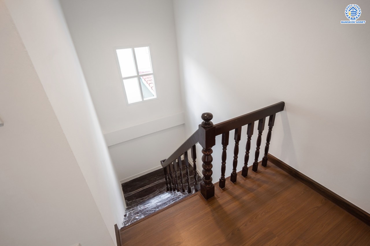 บ้านมือสองตกแต่งใหม่ หลักสี่แลนด์ ดอนเมือง บ้านแฝดหลังใหญ่ เนื้อที่ 35 ตร.ว. ฟังก์ชัน 3 ห้องนอน 2 ห้องน้ำจอดรถได้ 1 คัน บนทำเลดีที่สุด ใกล้สนามบินดอนเมือง ทางด่วน "ศรีสมาน" และรถไฟฟ้าสายสีแดง "สถานีการเคหะ"...